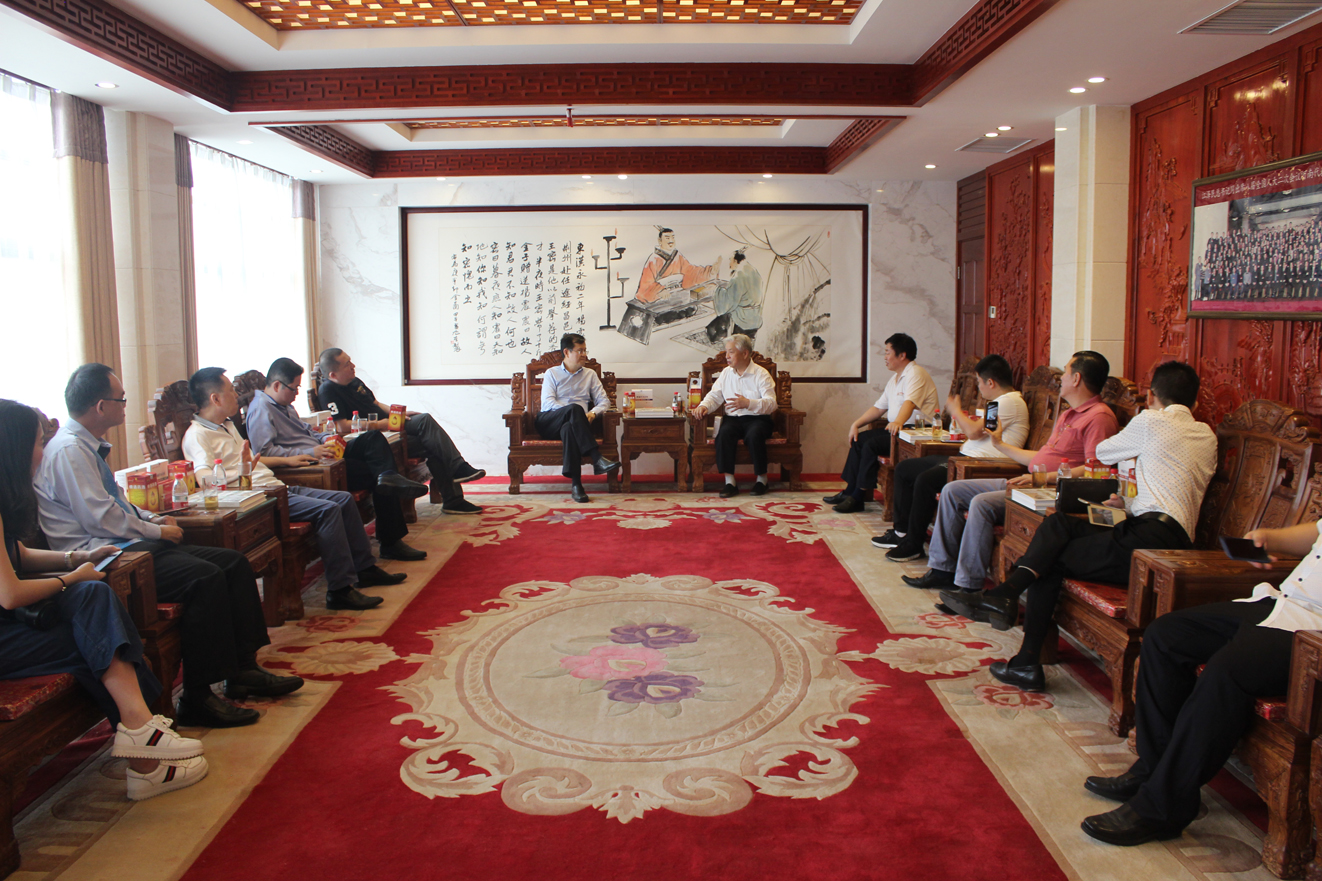 1621234869294967.jpg 内页 翁诗杰会长和周遂记董事长就四知堂产品在东南亚市场的销售进行专题会谈.jpg