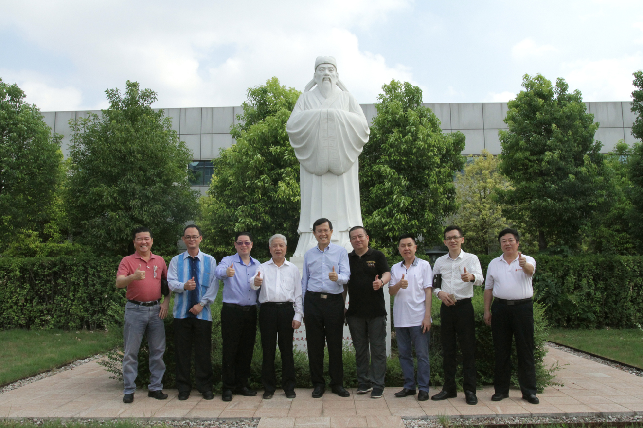 1621234885409945.jpg 内页 考察团在四知堂工业园杨震像前合影留念。中为马来西亚—中国丝路总商会会长翁诗杰、左四为周遂记董事长.jpg
