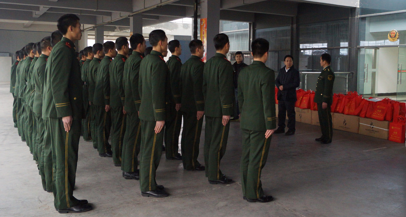 1624007460115273.jpg 周遂记董事长与战士们亲切谈话.jpg